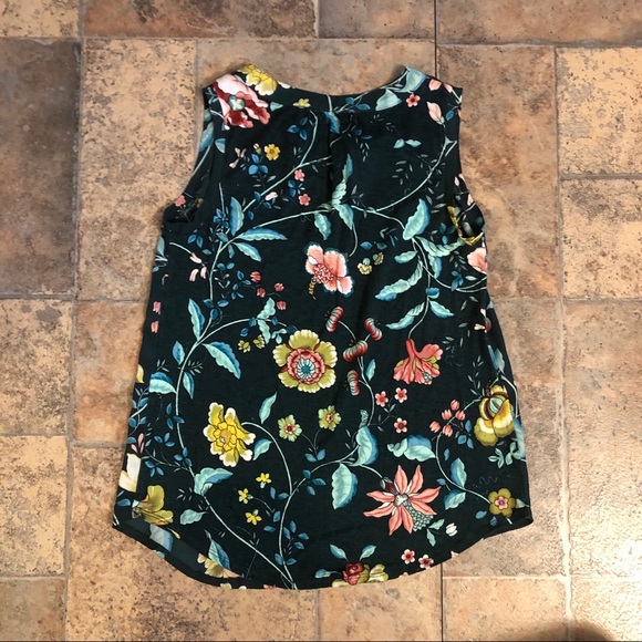 😎 3/$10 Loft green floral top - Picture 4 of 8